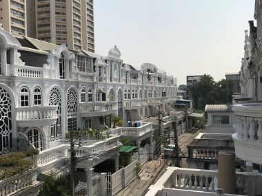 ** ปล่อยเช่าทาวน์เฮ้าส์ ** Ekkamai Villas ในราคาเพียง 50, 000บาท/เดือน 4ชั้น 5 ห้องนอน 5 ห้องน้ำ มีห้องแม่บ้าน ขนาด 24 ตรว. พื้นที่ใช้สอย 350 ตรม. เฟอร์นิเจอร์ครบพร้อมเข้าอยู่