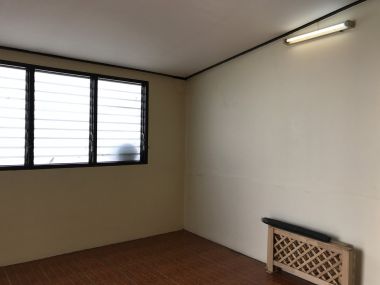 ** ปล่อยเช่าทาวน์เฮ้าส์ ** Ekkamai Villas ในราคาเพียง 50, 000บาท/เดือน 4ชั้น 5 ห้องนอน 5 ห้องน้ำ มีห้องแม่บ้าน ขนาด 24 ตรว. พื้นที่ใช้สอย 350 ตรม. เฟอร์นิเจอร์ครบพร้อมเข้าอยู่