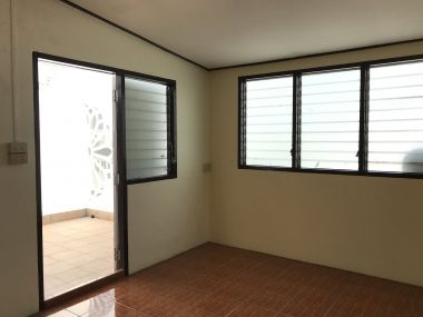 ** ปล่อยเช่าทาวน์เฮ้าส์ ** Ekkamai Villas ในราคาเพียง 50, 000บาท/เดือน 4ชั้น 5 ห้องนอน 5 ห้องน้ำ มีห้องแม่บ้าน ขนาด 24 ตรว. พื้นที่ใช้สอย 350 ตรม. เฟอร์นิเจอร์ครบพร้อมเข้าอยู่