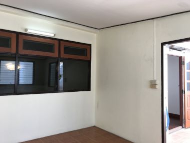 ** ปล่อยเช่าทาวน์เฮ้าส์ ** Ekkamai Villas ในราคาเพียง 50, 000บาท/เดือน 4ชั้น 5 ห้องนอน 5 ห้องน้ำ มีห้องแม่บ้าน ขนาด 24 ตรว. พื้นที่ใช้สอย 350 ตรม. เฟอร์นิเจอร์ครบพร้อมเข้าอยู่