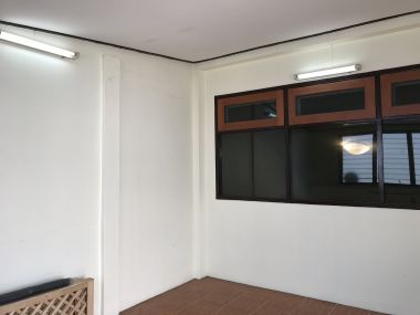 ** ปล่อยเช่าทาวน์เฮ้าส์ ** Ekkamai Villas ในราคาเพียง 50, 000บาท/เดือน 4ชั้น 5 ห้องนอน 5 ห้องน้ำ มีห้องแม่บ้าน ขนาด 24 ตรว. พื้นที่ใช้สอย 350 ตรม. เฟอร์นิเจอร์ครบพร้อมเข้าอยู่