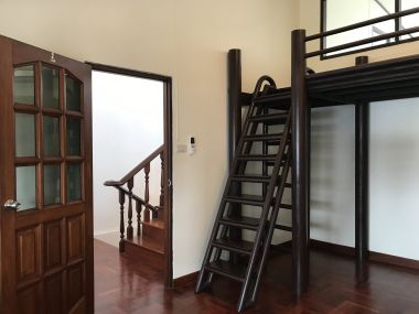 ** ปล่อยเช่าทาวน์เฮ้าส์ ** Ekkamai Villas ในราคาเพียง 50, 000บาท/เดือน 4ชั้น 5 ห้องนอน 5 ห้องน้ำ มีห้องแม่บ้าน ขนาด 24 ตรว. พื้นที่ใช้สอย 350 ตรม. เฟอร์นิเจอร์ครบพร้อมเข้าอยู่