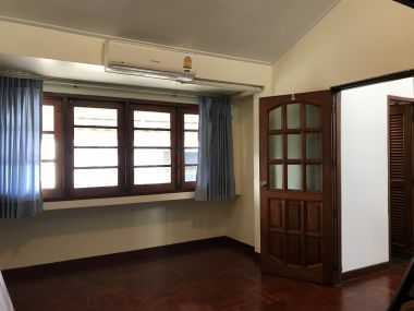 ** ปล่อยเช่าทาวน์เฮ้าส์ ** Ekkamai Villas ในราคาเพียง 50, 000บาท/เดือน 4ชั้น 5 ห้องนอน 5 ห้องน้ำ มีห้องแม่บ้าน ขนาด 24 ตรว. พื้นที่ใช้สอย 350 ตรม. เฟอร์นิเจอร์ครบพร้อมเข้าอยู่