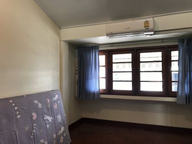 ** ปล่อยเช่าทาวน์เฮ้าส์ ** Ekkamai Villas ในราคาเพียง 50, 000บาท/เดือน 4ชั้น 5 ห้องนอน 5 ห้องน้ำ มีห้องแม่บ้าน ขนาด 24 ตรว. พื้นที่ใช้สอย 350 ตรม. เฟอร์นิเจอร์ครบพร้อมเข้าอยู่