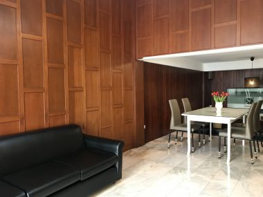 ** ปล่อยเช่าทาวน์เฮ้าส์ ** Ekkamai Villas ในราคาเพียง 50, 000บาท/เดือน 4ชั้น 5 ห้องนอน 5 ห้องน้ำ มีห้องแม่บ้าน ขนาด 24 ตรว. พื้นที่ใช้สอย 350 ตรม. เฟอร์นิเจอร์ครบพร้อมเข้าอยู่