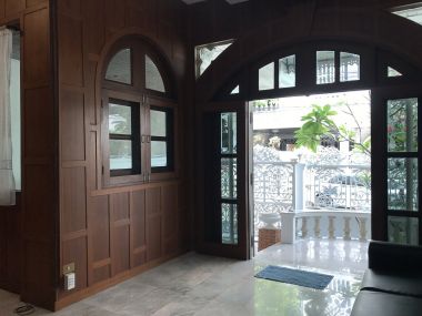 ** ปล่อยเช่าทาวน์เฮ้าส์ ** Ekkamai Villas ในราคาเพียง 50, 000บาท/เดือน 4ชั้น 5 ห้องนอน 5 ห้องน้ำ มีห้องแม่บ้าน ขนาด 24 ตรว. พื้นที่ใช้สอย 350 ตรม. เฟอร์นิเจอร์ครบพร้อมเข้าอยู่