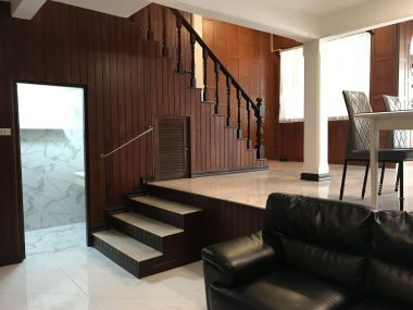 ** ปล่อยเช่าทาวน์เฮ้าส์ ** Ekkamai Villas ในราคาเพียง 50, 000บาท/เดือน 4ชั้น 5 ห้องนอน 5 ห้องน้ำ มีห้องแม่บ้าน ขนาด 24 ตรว. พื้นที่ใช้สอย 350 ตรม. เฟอร์นิเจอร์ครบพร้อมเข้าอยู่