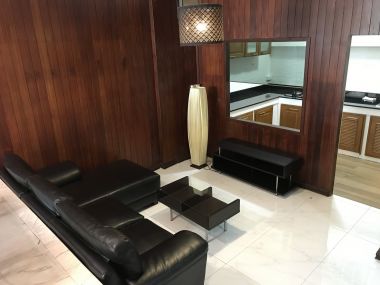 ** ปล่อยเช่าทาวน์เฮ้าส์ ** Ekkamai Villas ในราคาเพียง 50, 000บาท/เดือน 4ชั้น 5 ห้องนอน 5 ห้องน้ำ มีห้องแม่บ้าน ขนาด 24 ตรว. พื้นที่ใช้สอย 350 ตรม. เฟอร์นิเจอร์ครบพร้อมเข้าอยู่