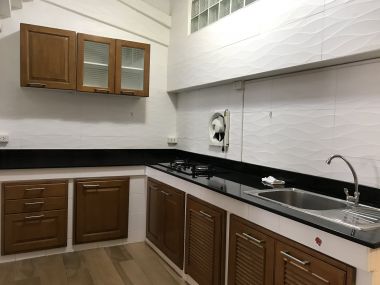 ** ปล่อยเช่าทาวน์เฮ้าส์ ** Ekkamai Villas ในราคาเพียง 50, 000บาท/เดือน 4ชั้น 5 ห้องนอน 5 ห้องน้ำ มีห้องแม่บ้าน ขนาด 24 ตรว. พื้นที่ใช้สอย 350 ตรม. เฟอร์นิเจอร์ครบพร้อมเข้าอยู่