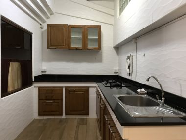 ** ปล่อยเช่าทาวน์เฮ้าส์ ** Ekkamai Villas ในราคาเพียง 50, 000บาท/เดือน 4ชั้น 5 ห้องนอน 5 ห้องน้ำ มีห้องแม่บ้าน ขนาด 24 ตรว. พื้นที่ใช้สอย 350 ตรม. เฟอร์นิเจอร์ครบพร้อมเข้าอยู่