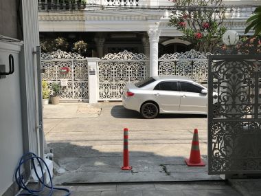 ** ปล่อยเช่าทาวน์เฮ้าส์ ** Ekkamai Villas ในราคาเพียง 50, 000บาท/เดือน 4ชั้น 5 ห้องนอน 5 ห้องน้ำ มีห้องแม่บ้าน ขนาด 24 ตรว. พื้นที่ใช้สอย 350 ตรม. เฟอร์นิเจอร์ครบพร้อมเข้าอยู่