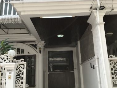 ** ปล่อยเช่าทาวน์เฮ้าส์ ** Ekkamai Villas ในราคาเพียง 50, 000บาท/เดือน 4ชั้น 5 ห้องนอน 5 ห้องน้ำ มีห้องแม่บ้าน ขนาด 24 ตรว. พื้นที่ใช้สอย 350 ตรม. เฟอร์นิเจอร์ครบพร้อมเข้าอยู่