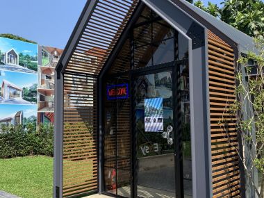 "Knock Garage" type, suitable as a garage with a ready-to-maintain part or a DIY room to replace the addition of a house