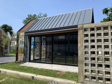 "Knock Garage" type, suitable as a garage with a ready-to-maintain part or a DIY room to replace the addition of a house