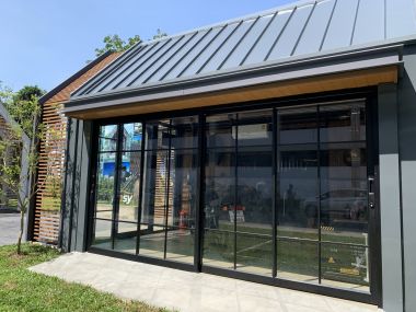 "Knock Garage" type, suitable as a garage with a ready-to-maintain part or a DIY room to replace the addition of a house