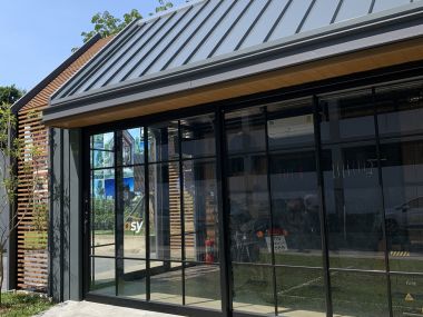 "Knock Garage" type, suitable as a garage with a ready-to-maintain part or a DIY room to replace the addition of a house