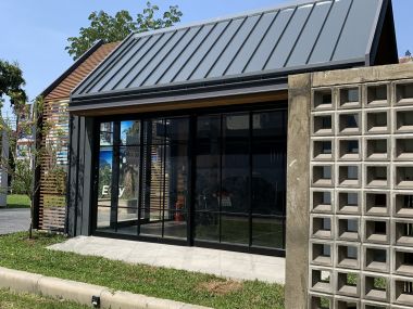 "Knock Garage" type, suitable as a garage with a ready-to-maintain part or a DIY room to replace the addition of a house