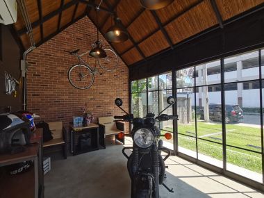 "Knock Garage" type, suitable as a garage with a ready-to-maintain part or a DIY room to replace the addition of a house