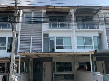 ขาย! Town Home หมู่บ้าน บ้านใหม่ พระราม 9- ศรีครินทร์ 3 ห้องนอน 3 ห้องนอน 3 ชั้น 21 ตรว.  เพียง 4,500,000 บาท เฟอร์นิเจอร์ครบพร้อมเข้าอยู่