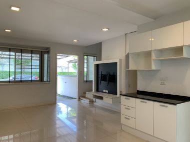 ขาย! Town Home หมู่บ้าน บ้านใหม่ พระราม 9- ศรีครินทร์ 3 ห้องนอน 3 ห้องนอน 3 ชั้น 21 ตรว.  เพียง 4,500,000 บาท เฟอร์นิเจอร์ครบพร้อมเข้าอยู่