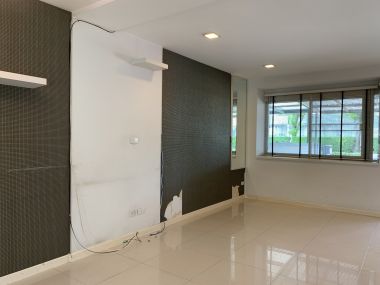 ขาย! Town Home หมู่บ้าน บ้านใหม่ พระราม 9- ศรีครินทร์ 3 ห้องนอน 3 ห้องนอน 3 ชั้น 21 ตรว.  เพียง 4,500,000 บาท เฟอร์นิเจอร์ครบพร้อมเข้าอยู่