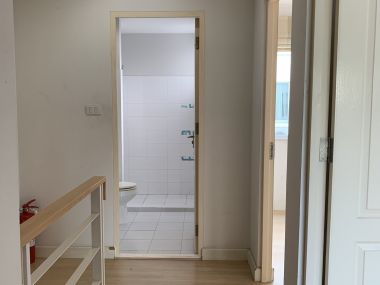 ขาย! Town Home หมู่บ้าน บ้านใหม่ พระราม 9- ศรีครินทร์ 3 ห้องนอน 3 ห้องนอน 3 ชั้น 21 ตรว.  เพียง 4,500,000 บาท เฟอร์นิเจอร์ครบพร้อมเข้าอยู่