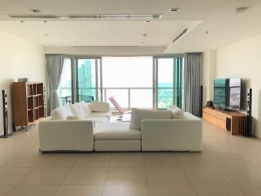 Luxury 3 bedroom unit with panorama view of Chaopraya River