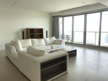 Luxury 3 bedroom unit with panorama view of Chaopraya River