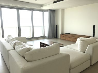 Luxury 3 bedroom unit with panorama view of Chaopraya River