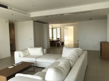 Luxury 3 bedroom unit with panorama view of Chaopraya River