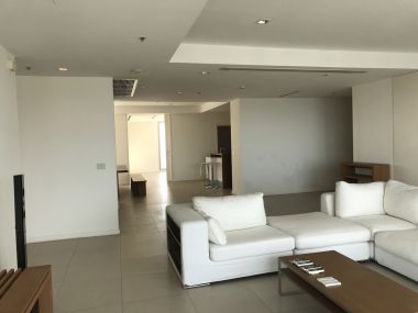 Luxury 3 bedroom unit with panorama view of Chaopraya River
