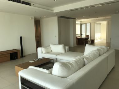 Luxury 3 bedroom unit with panorama view of Chaopraya River