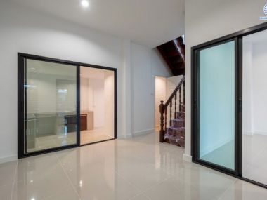 บ้านแฝด ม.ซื่อตรง รัตนาธิเบศร์ ใกล้ เซ็นทรัลรัตนาธิเบศร์ และ ทางด่วน งามวงศ์วาน