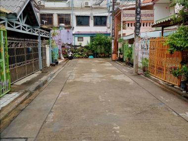For sale Town House Chokchai 4 Soi.41 at 2,990,000 THB Transfer 50/50 (Tel.097-691-4181)