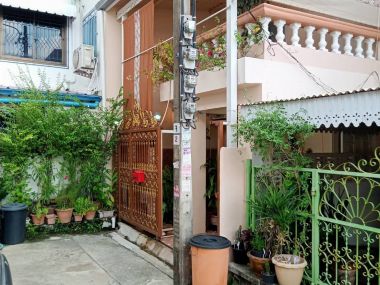For sale Town House Chokchai 4 Soi.41 at 2,990,000 THB Transfer 50/50 (Tel.097-691-4181)