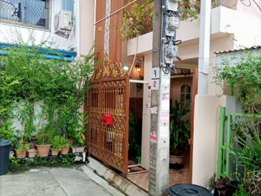 For sale Town House Chokchai 4 Soi.41 at 2,990,000 THB Transfer 50/50 (Tel.097-691-4181)