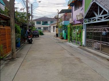 For sale Town House Chokchai 4 Soi.41 at 2,990,000 THB Transfer 50/50 (Tel.097-691-4181)