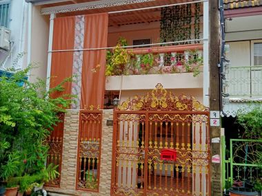 For sale Town House Chokchai 4 Soi.41 at 2,990,000 THB Transfer 50/50 (Tel.097-691-4181)