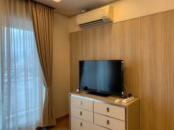 ขายด่วน ราคาดีที่สุด สภาพดีมาก แทบไม่ได้อยู่ คอนโดติดถนนเพชรบุรี Thru Thonglor 56.68 ตรม ชั้น 10 ห้องมุม ไม่ร้อน