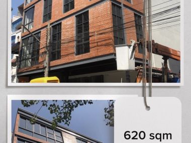 อาคาร 5 ชั้น หน้ากว้าง 11 เมตร ลึก 12 เมตร  เนื้อที่รวม 50 ตรว สร้างเต็มพื้นที่