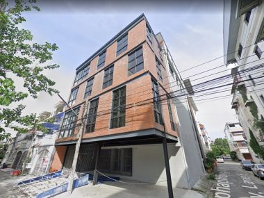 อาคาร 5 ชั้น หน้ากว้าง 11 เมตร ลึก 12 เมตร  เนื้อที่รวม 50 ตรว สร้างเต็มพื้นที่