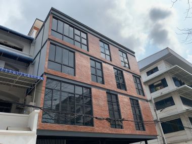 อาคาร 5 ชั้น หน้ากว้าง 11 เมตร ลึก 12 เมตร  เนื้อที่รวม 50 ตรว สร้างเต็มพื้นที่