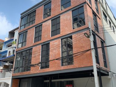 อาคาร 5 ชั้น หน้ากว้าง 11 เมตร ลึก 12 เมตร  เนื้อที่รวม 50 ตรว สร้างเต็มพื้นที่