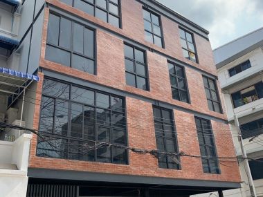 อาคาร 5 ชั้น หน้ากว้าง 11 เมตร ลึก 12 เมตร  เนื้อที่รวม 50 ตรว สร้างเต็มพื้นที่