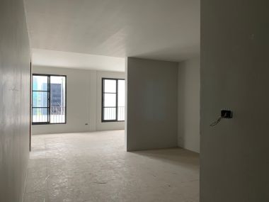 อาคาร 5 ชั้น หน้ากว้าง 11 เมตร ลึก 12 เมตร  เนื้อที่รวม 50 ตรว สร้างเต็มพื้นที่