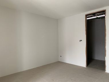 อาคาร 5 ชั้น หน้ากว้าง 11 เมตร ลึก 12 เมตร  เนื้อที่รวม 50 ตรว สร้างเต็มพื้นที่