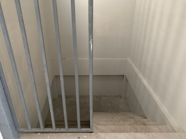 อาคาร 5 ชั้น หน้ากว้าง 11 เมตร ลึก 12 เมตร  เนื้อที่รวม 50 ตรว สร้างเต็มพื้นที่