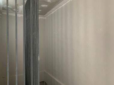 อาคาร 5 ชั้น หน้ากว้าง 11 เมตร ลึก 12 เมตร  เนื้อที่รวม 50 ตรว สร้างเต็มพื้นที่