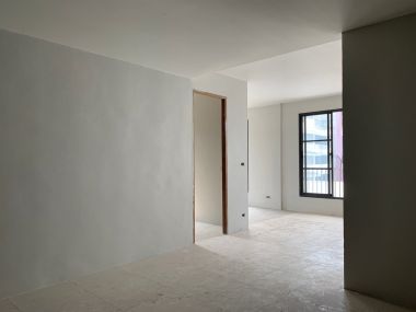 อาคาร 5 ชั้น หน้ากว้าง 11 เมตร ลึก 12 เมตร  เนื้อที่รวม 50 ตรว สร้างเต็มพื้นที่