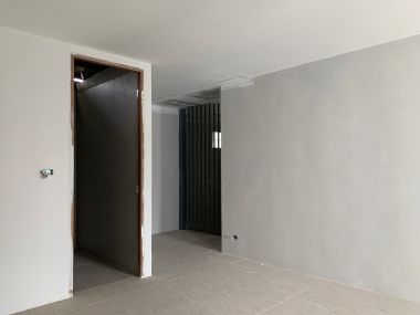 อาคาร 5 ชั้น หน้ากว้าง 11 เมตร ลึก 12 เมตร  เนื้อที่รวม 50 ตรว สร้างเต็มพื้นที่